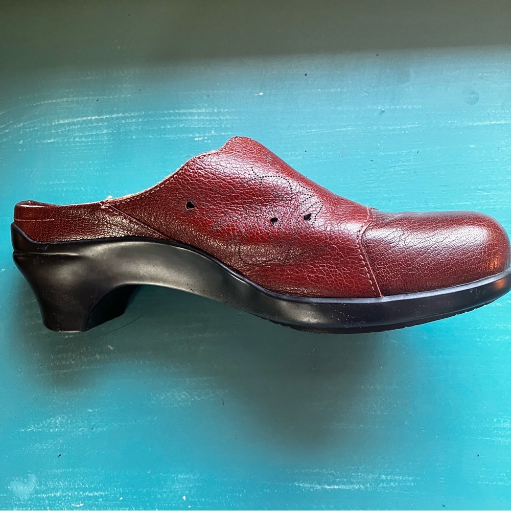 Aravon size 9 mule slip-on leather clogs with low heel